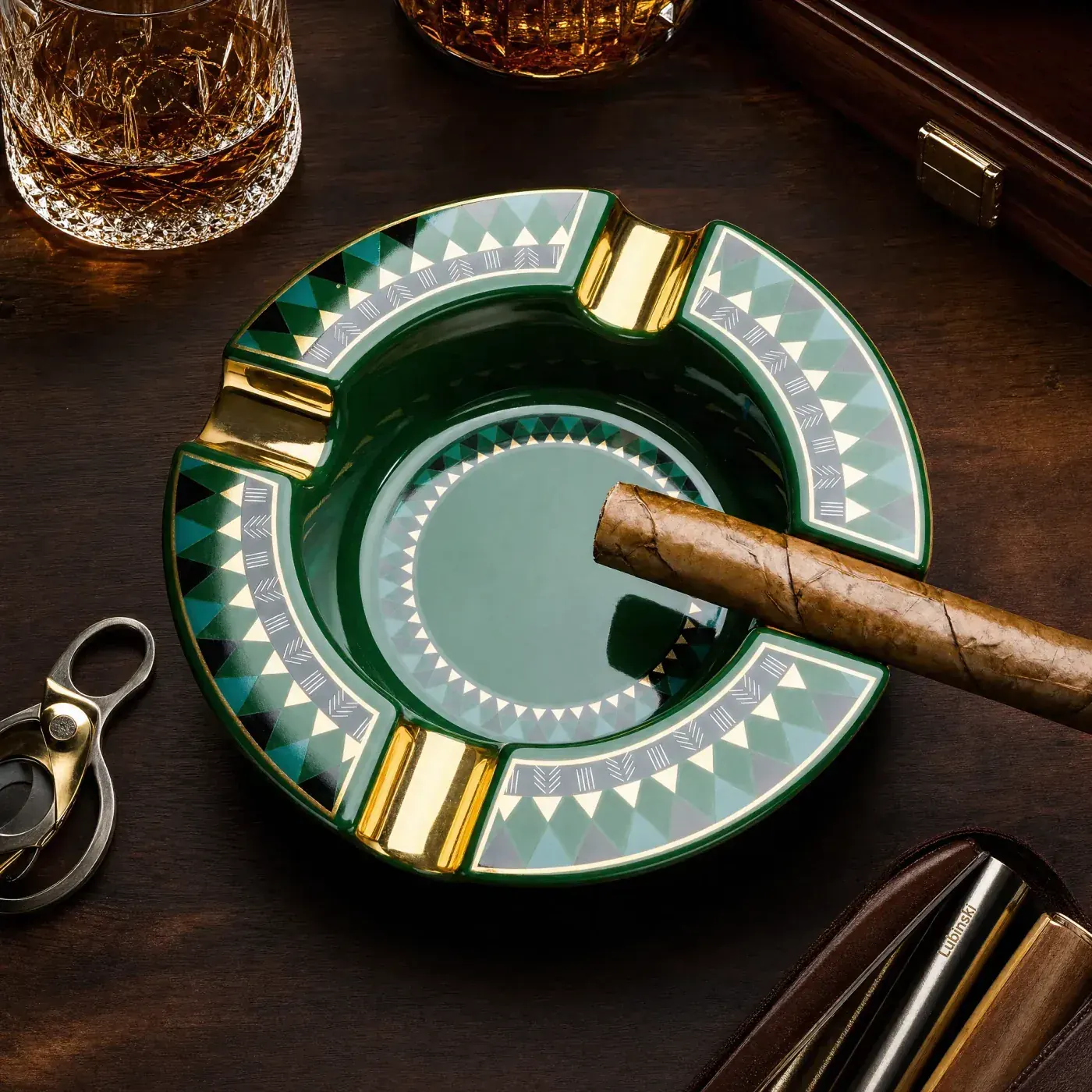 Cigar Ashtray — round emerald four-rest Round emerald ceramic cigar ashtray with four gold rests for hospitality programmes