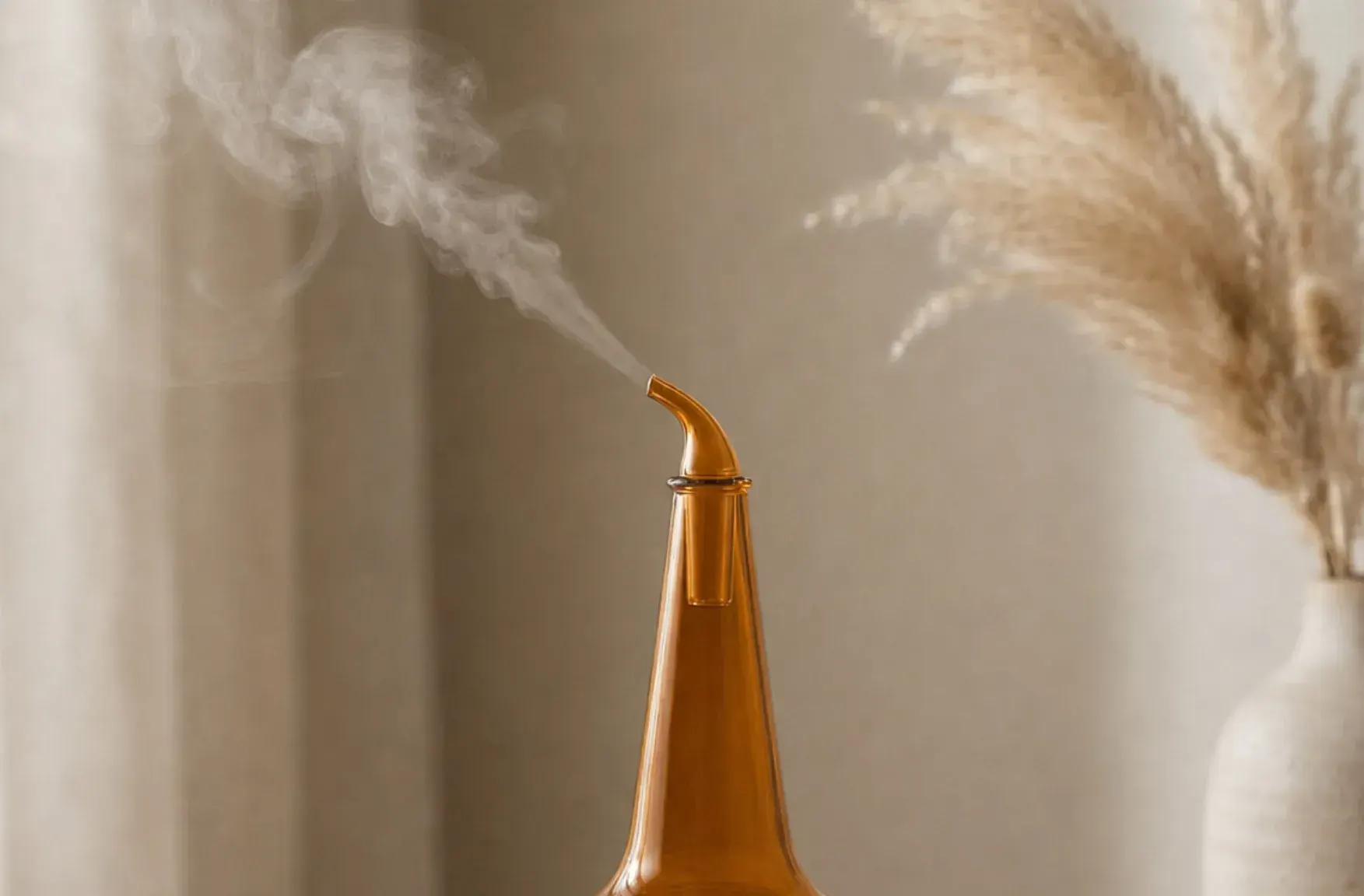 Whiskey nosing diffuser releasing cold two-fluid aroma mist from a clear borosilicate glass reservoir Whiskey nosing diffuser releasing cold two-fluid aroma mist from a clear borosilicate glass reservoir